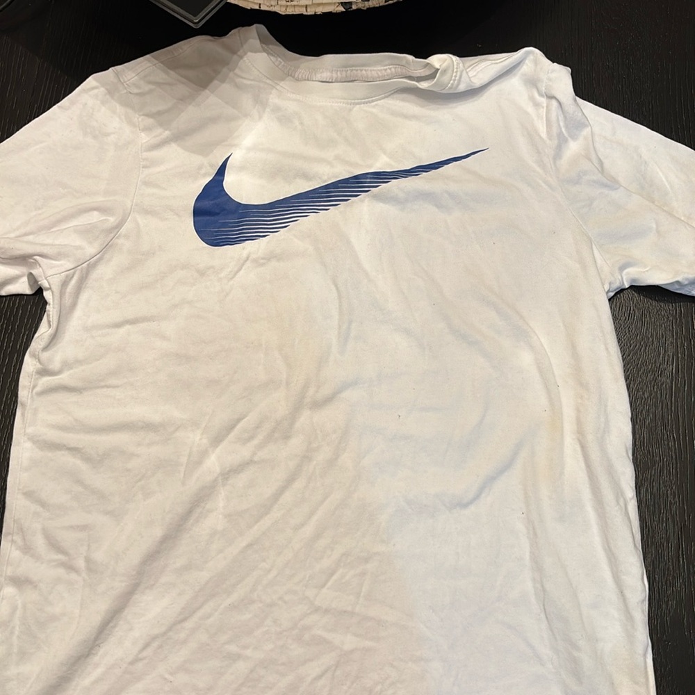 Men’s Nike drifit tshirt short sleeve size men’s medium